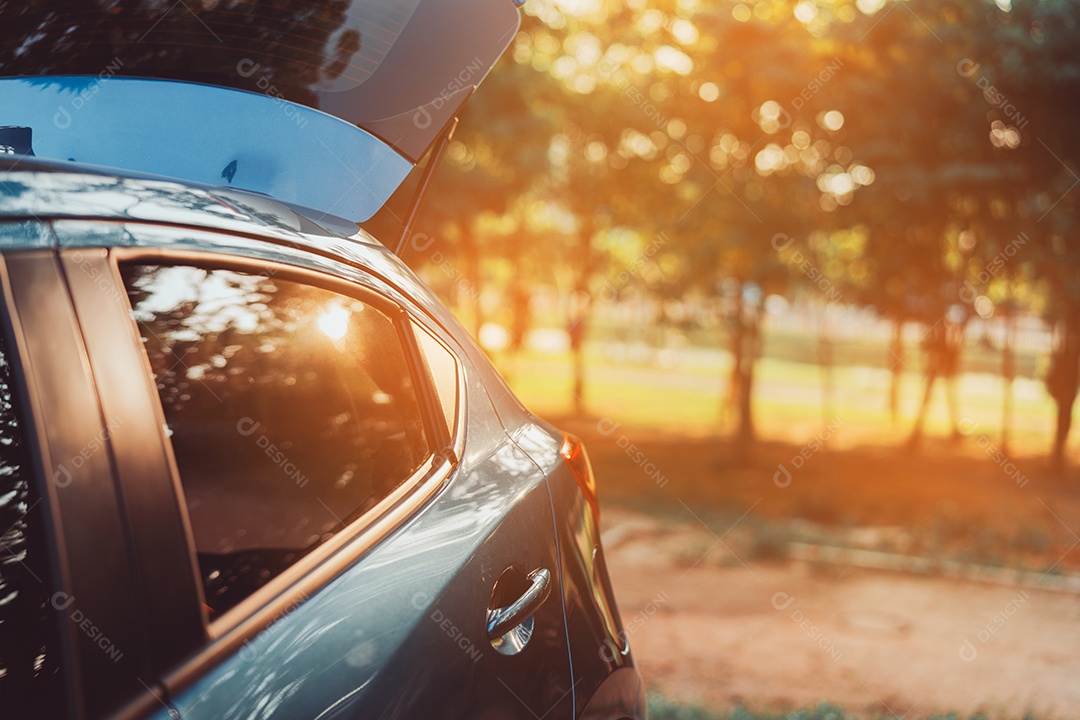 Estacionamento para viajar na floresta ao pôr do sol
