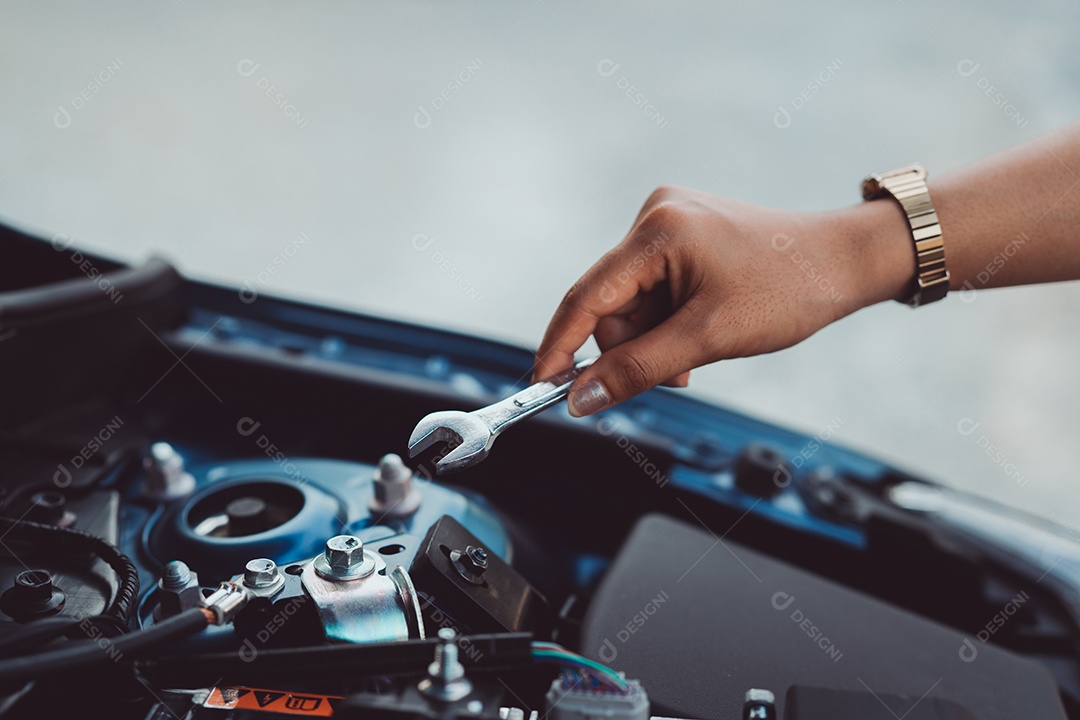 Auto-atendimento manual, uso de chave para fixação de veículo automotivo