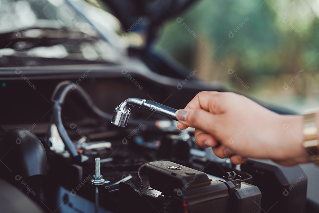 Auto-atendimento manual, uso de chave para fixação de veículo automotivo