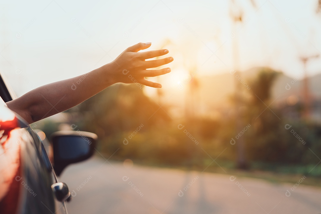 Viagem de férias de verão de mulher em carro