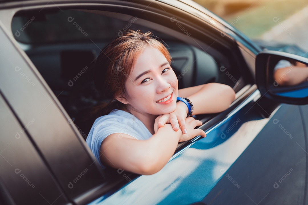 Mulher asiática sorrindo com viagem de carro