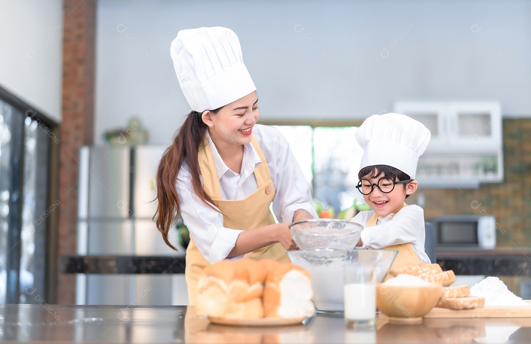 Feliz família asiática, mãe e filho fazendo bolo de padaria
