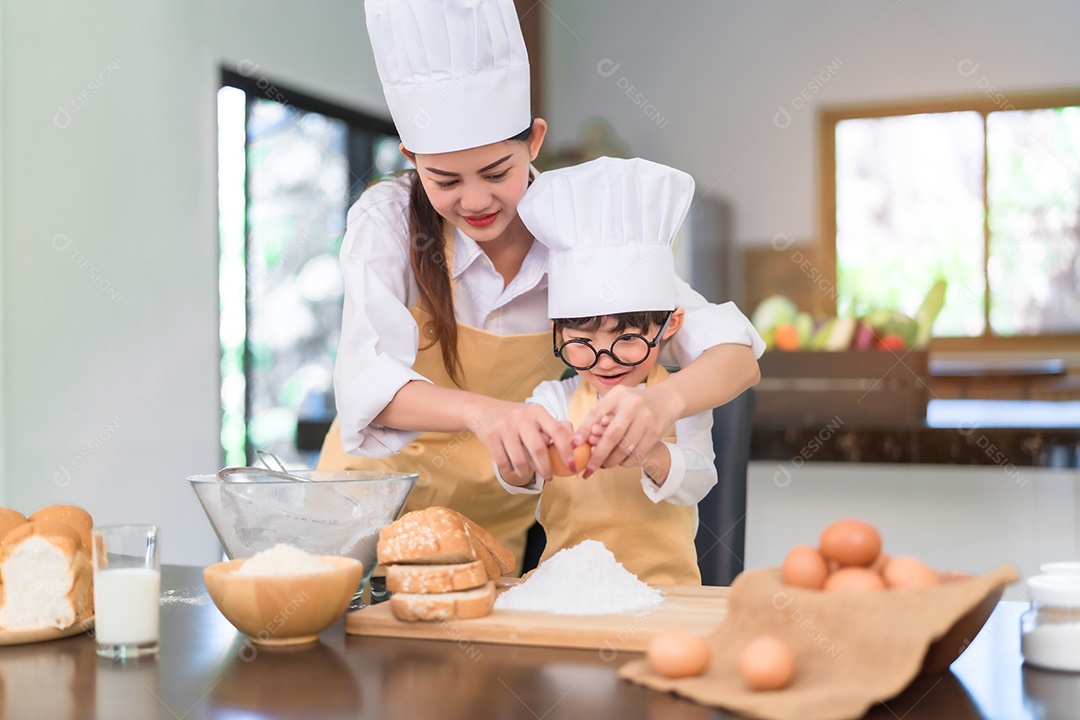 Feliz família asiática, mãe e filho fazendo bolo de padaria