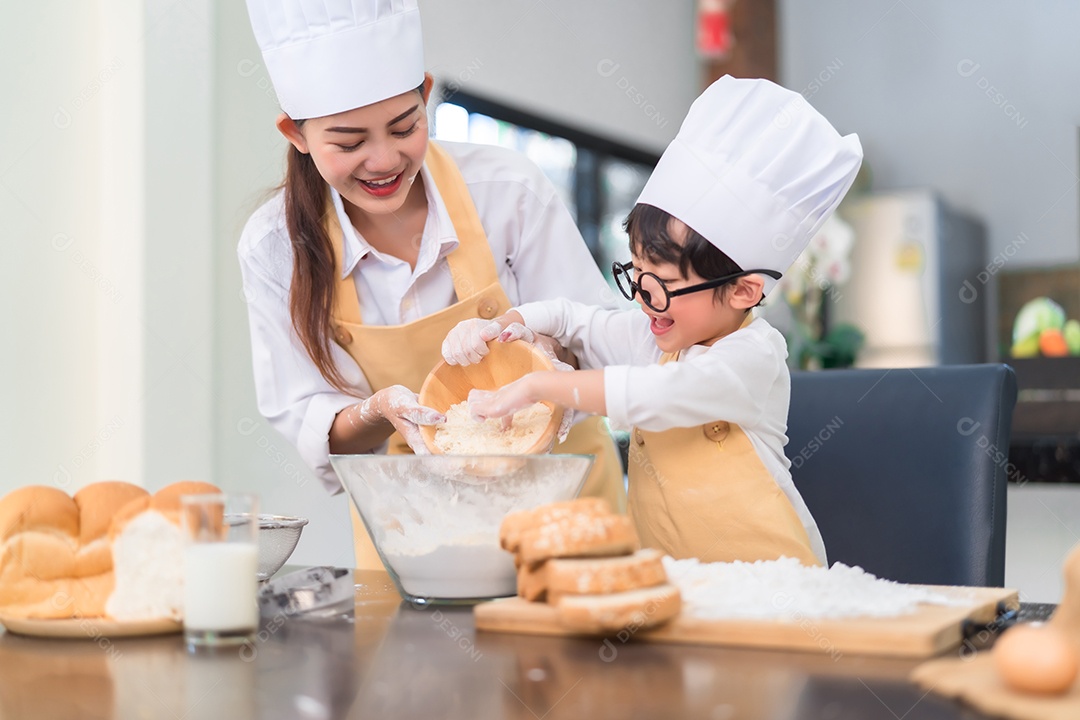 Feliz família asiática, mãe e filho fazendo bolo de padaria