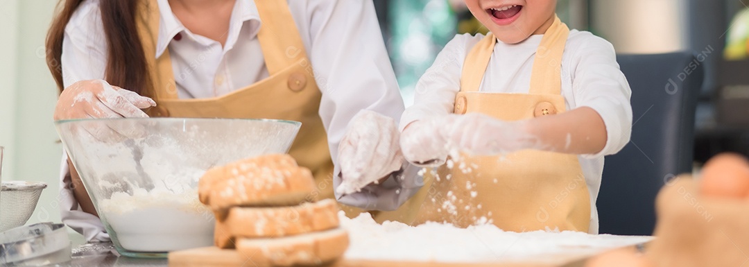 Feliz família asiática, mãe e filho fazendo bolo de padaria
