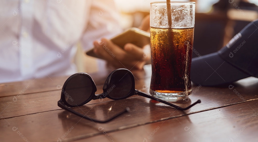 Empresário trabalhando jantar com smartphone on-line e óculos de sol