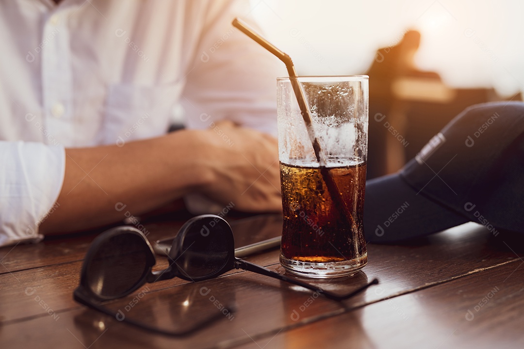 Empresário trabalhando jantar com smartphone on-line e óculos de sol
