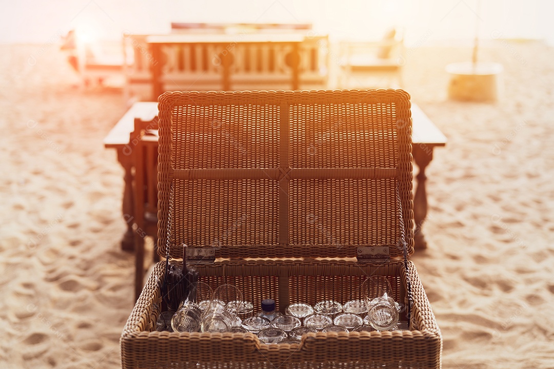Garrafa de água e copo na cesta para jantar de festa