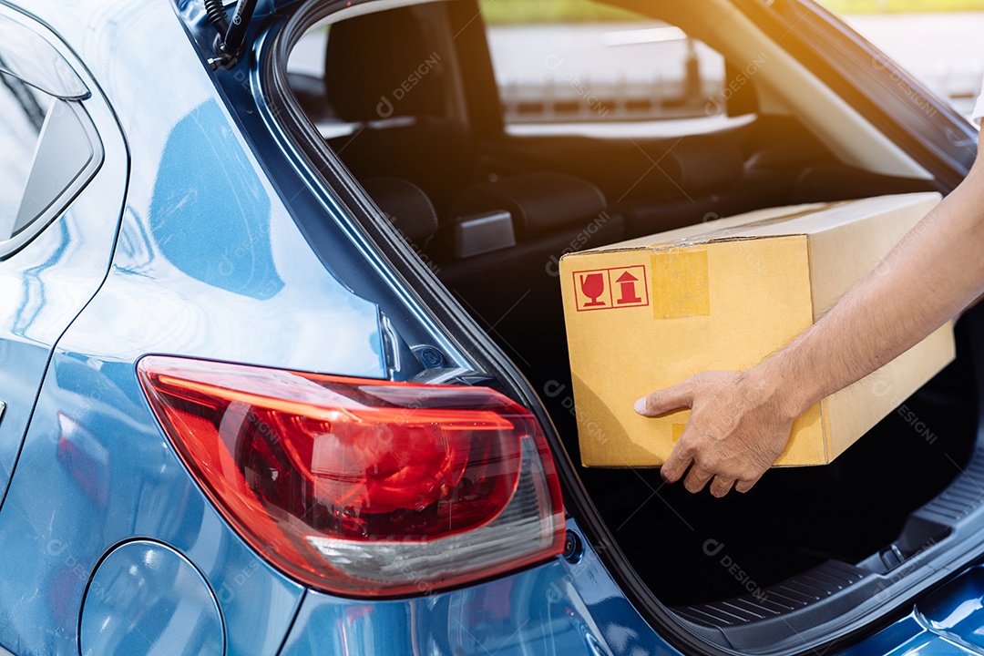 Entregador carregando caixa de papelão para envio de entrega