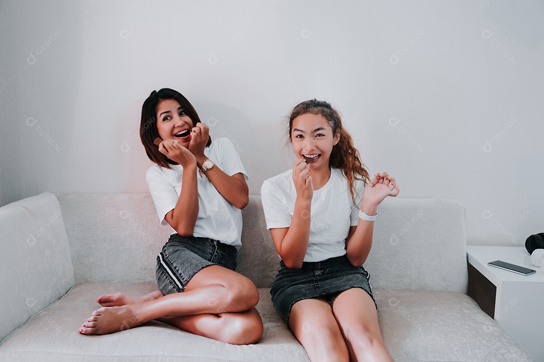 Mãe e filha adolescente assistindo filme ou série