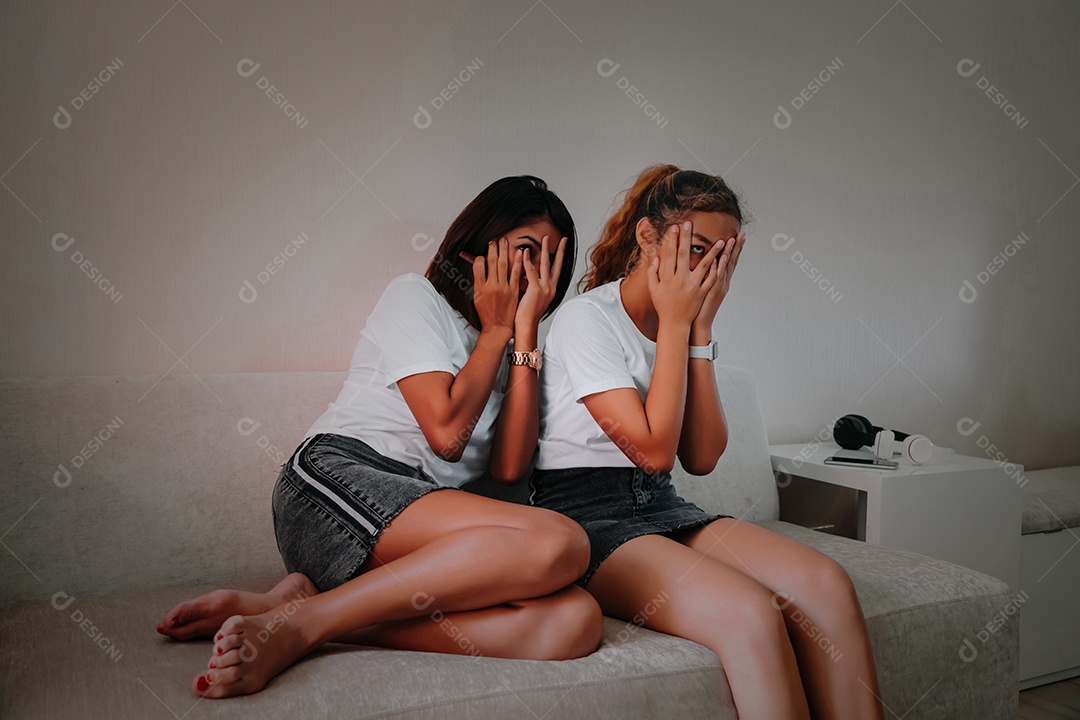 Mãe e filha adolescente assistindo filme ou série