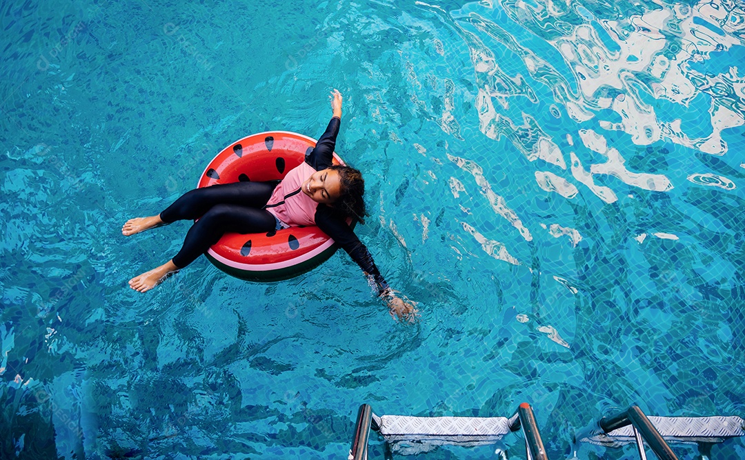 Mulher bonita em piscina de biquini e chapéu
