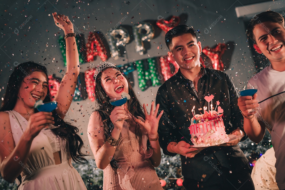 Amigos de festa de aniversário de mulher asiática grande surpresa