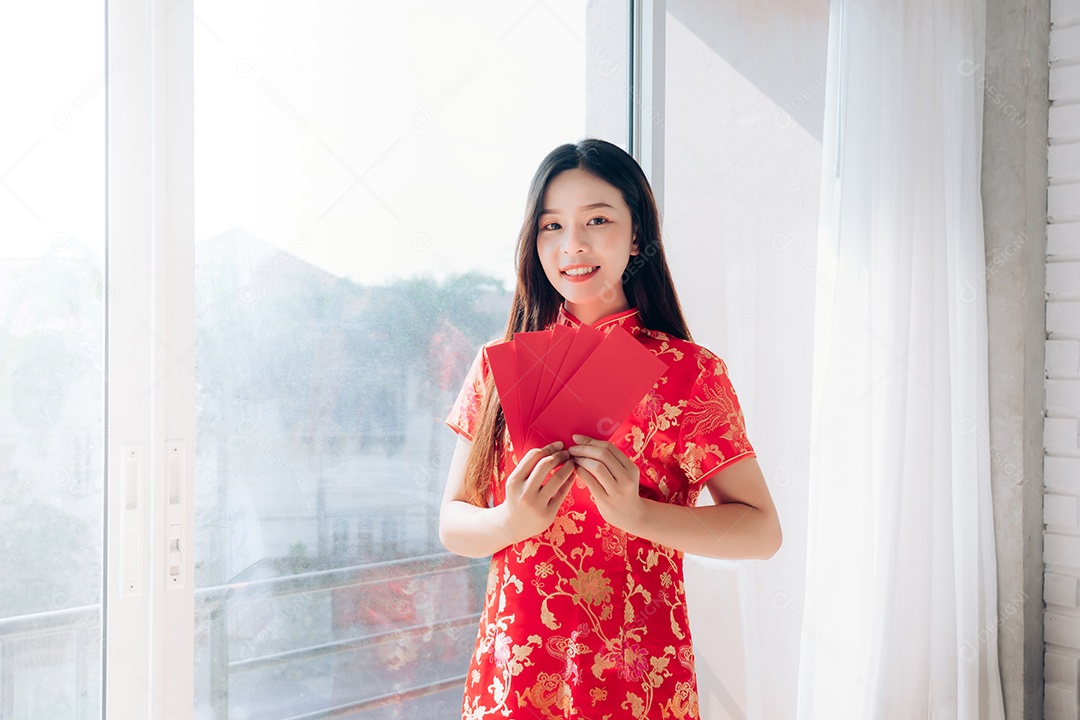 Ano Novo Chinês Mulher Asiática com Vestido Chinês