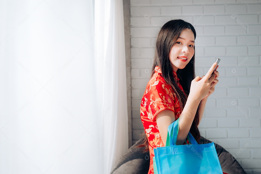 Ano Novo Chinês Mulher Asiática com Vestido Chinês