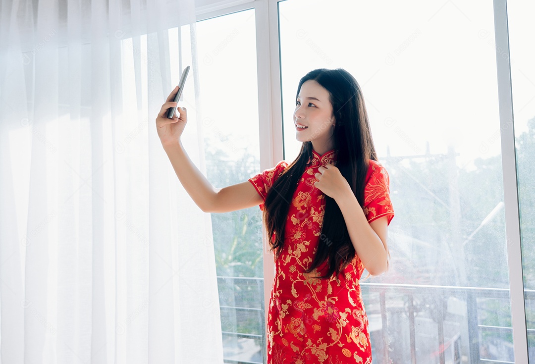 Ano Novo Chinês Mulher Asiática com Vestido Chinês