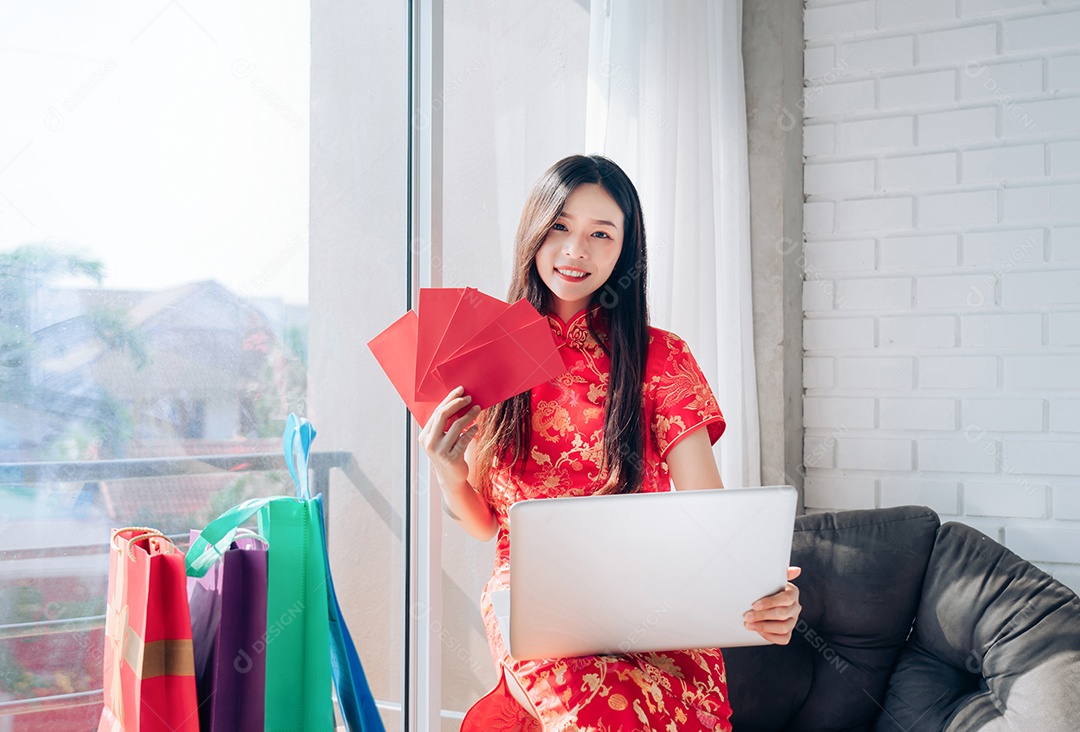 Ano Novo Chinês Mulher Asiática com Vestido Chinês