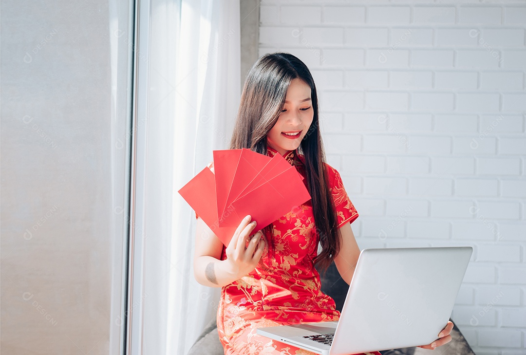 Ano Novo Chinês Mulher Asiática com Vestido Chinês