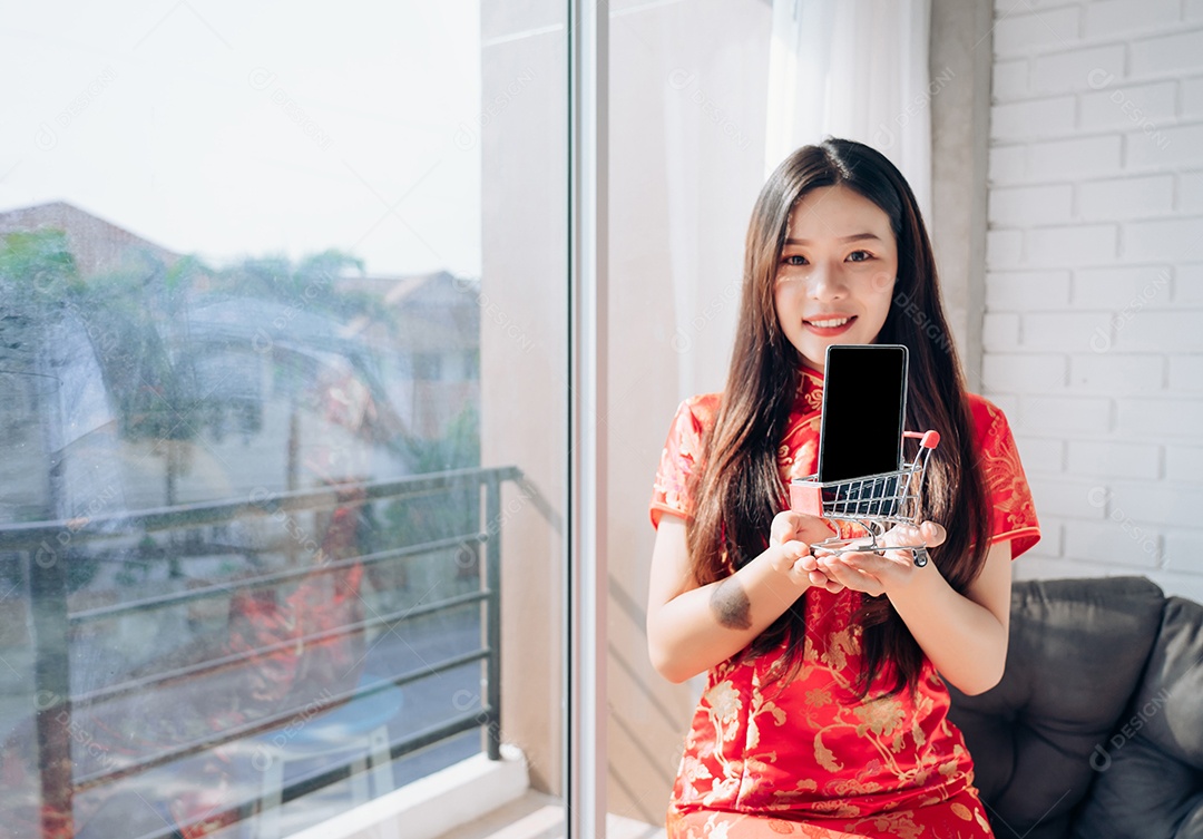 Ano Novo Chinês Mulher Asiática com Vestido Chinês