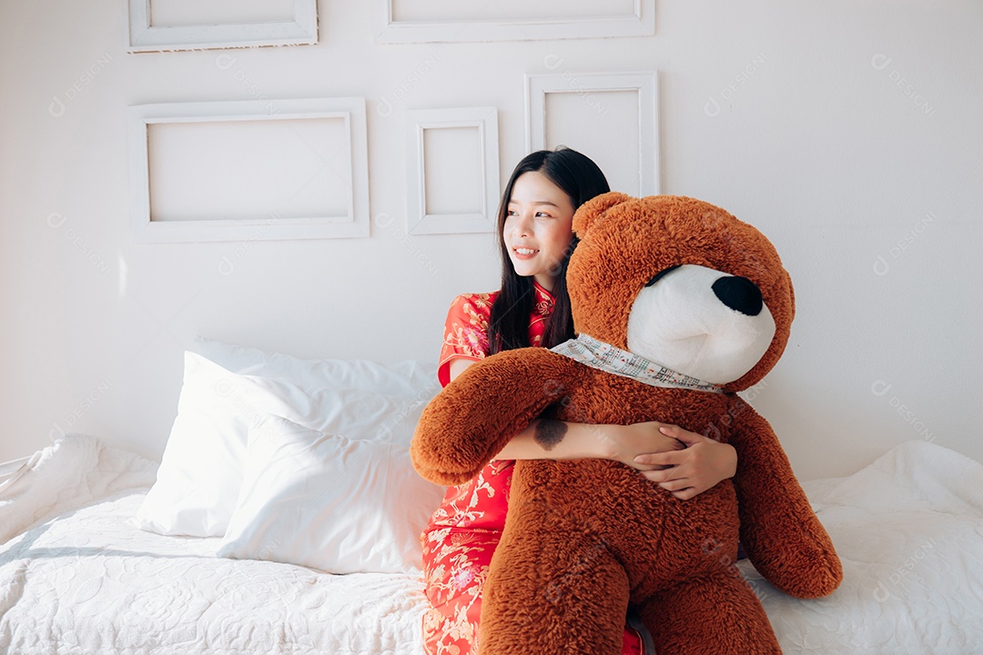 Mulher bonita segurando urso de pelúcia gigante