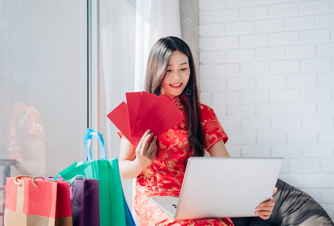 Ano Novo Chinês Mulher Asiática com Vestido Chinês