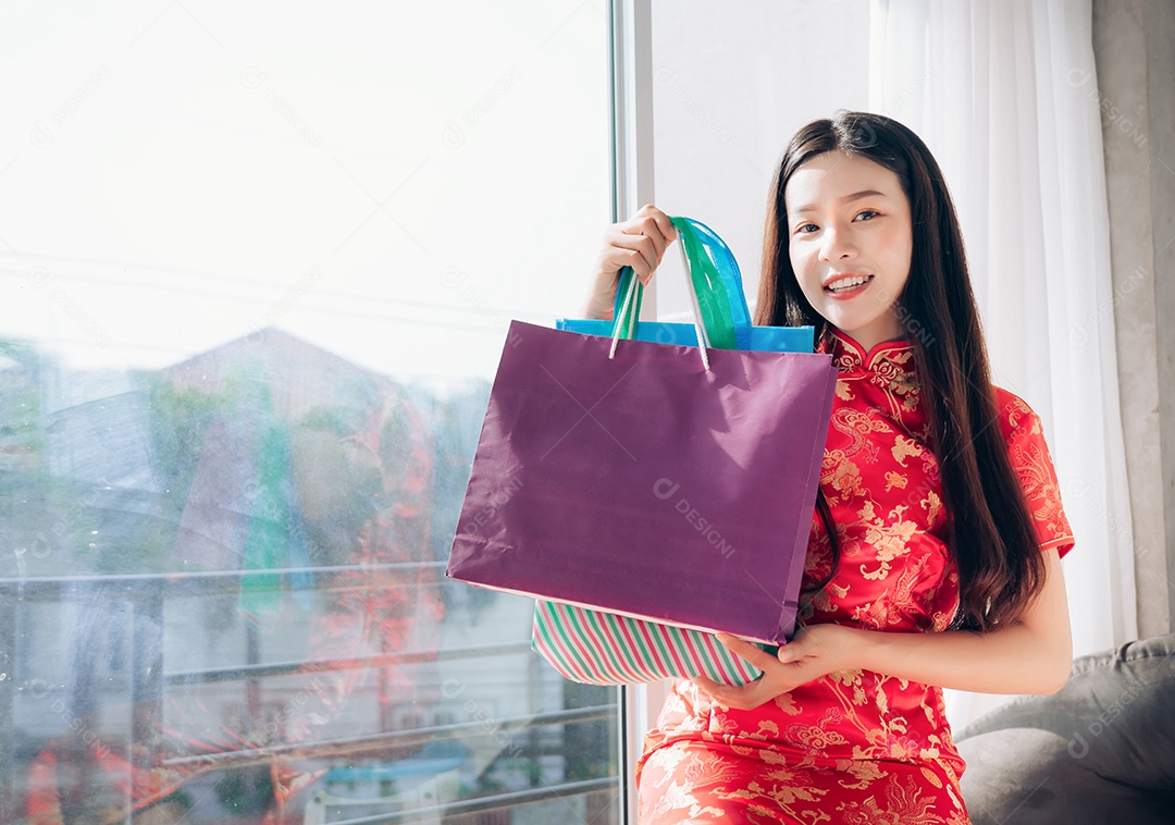 Ano Novo Chinês Mulher Asiática com Vestido Chinês