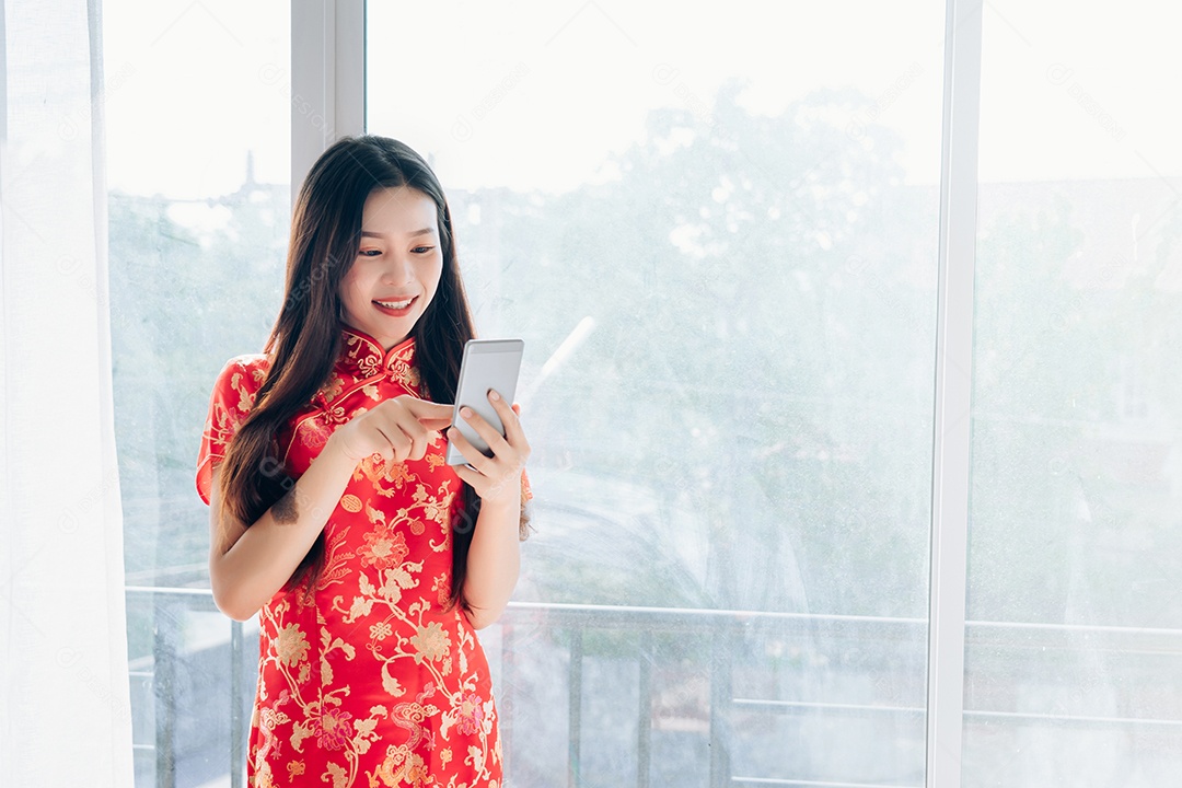 Ano Novo Chinês Mulher Asiática com Vestido Chinês