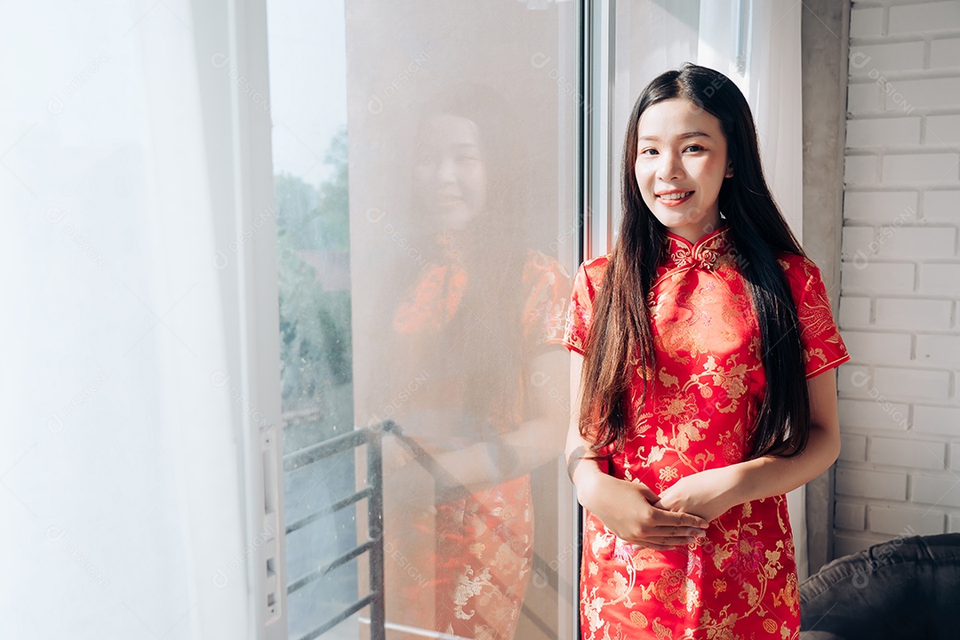 Ano Novo Chinês Mulher Asiática com Vestido Chinês