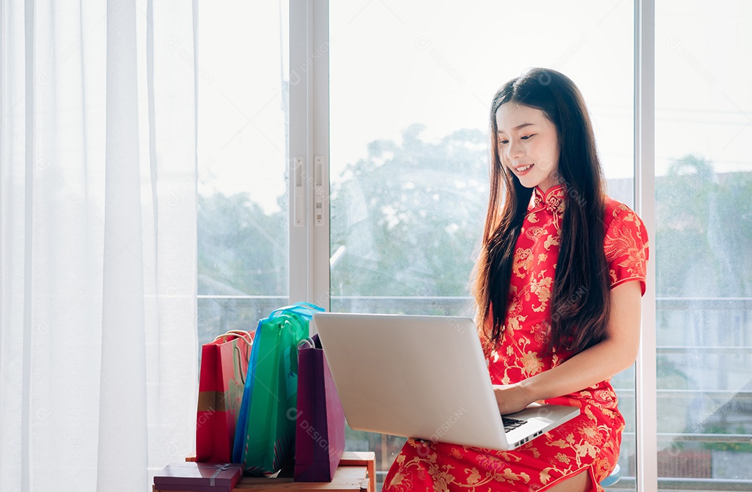 Ano Novo Chinês Mulher Asiática com Vestido Chinês