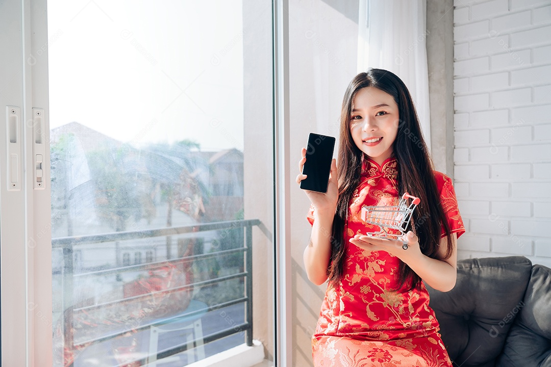 Ano Novo Chinês Mulher Asiática com Vestido Chinês