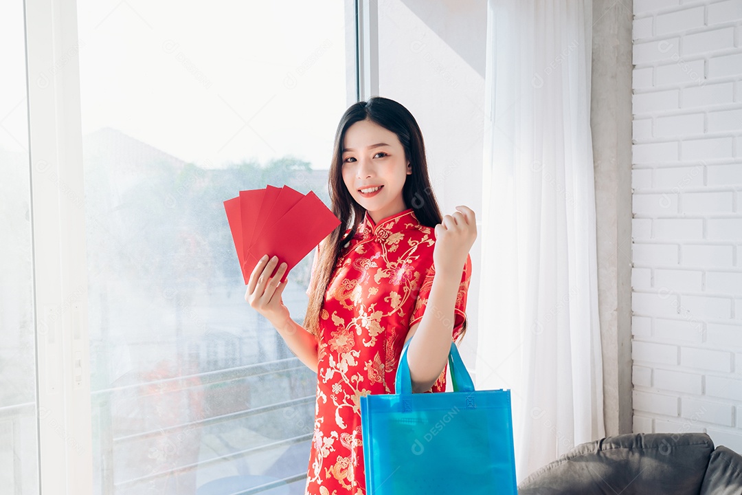 Sorriso de retrato beleza mulher asiática com vestido chinês