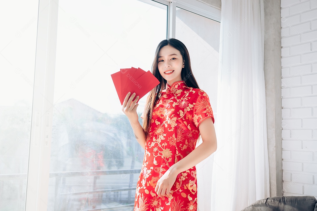 Ano Novo Chinês Mulher Asiática com Vestido Chinês