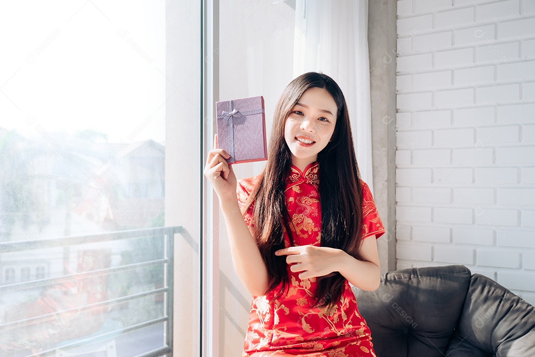 Ano Novo Chinês Mulher Asiática com Vestido Chinês