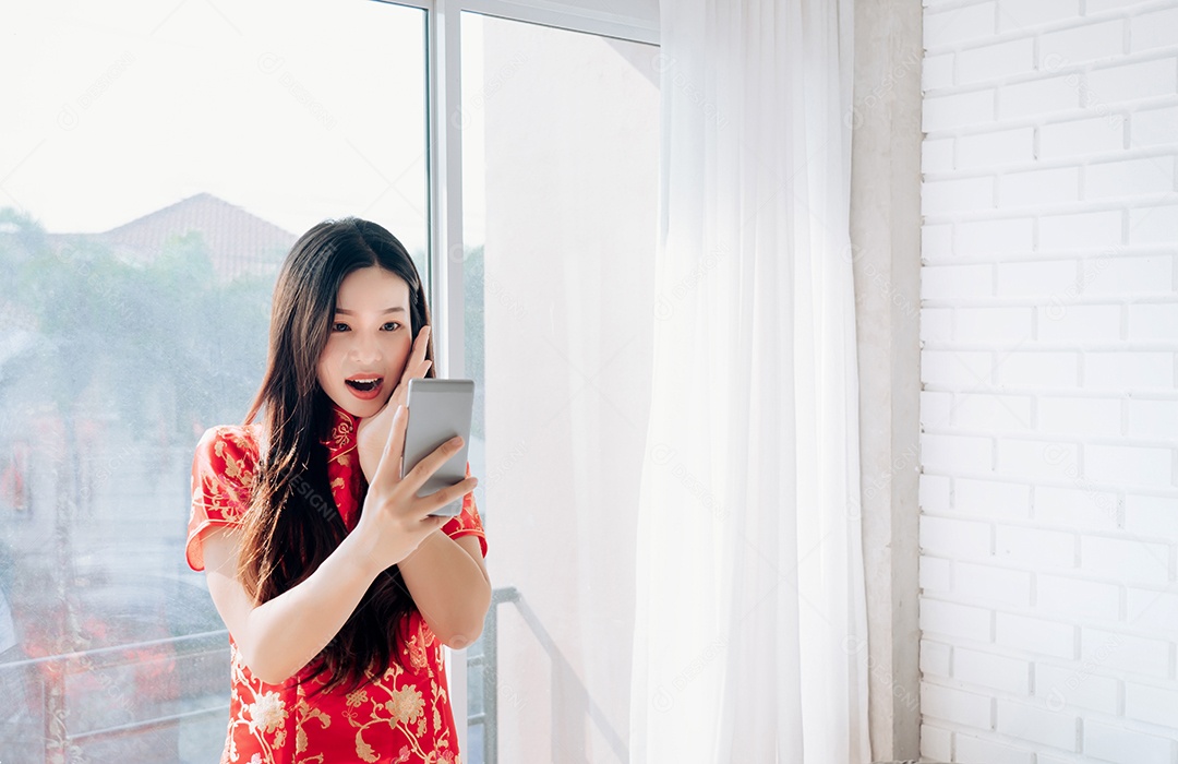 Sorriso de retrato beleza mulher asiática com vestido chinês