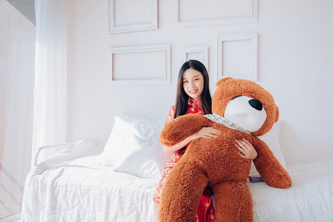 Sorriso de retrato beleza mulher asiática com vestido chinês