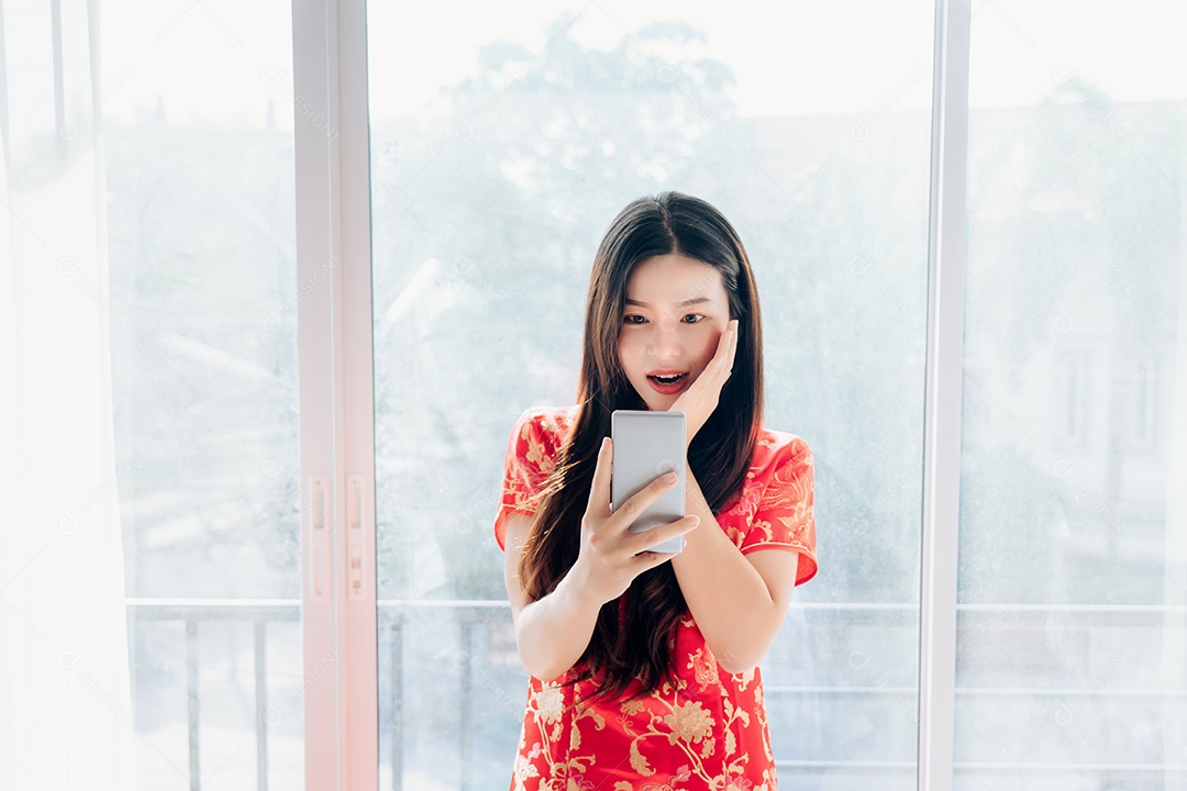 Sorriso de retrato beleza mulher asiática com vestido chinês