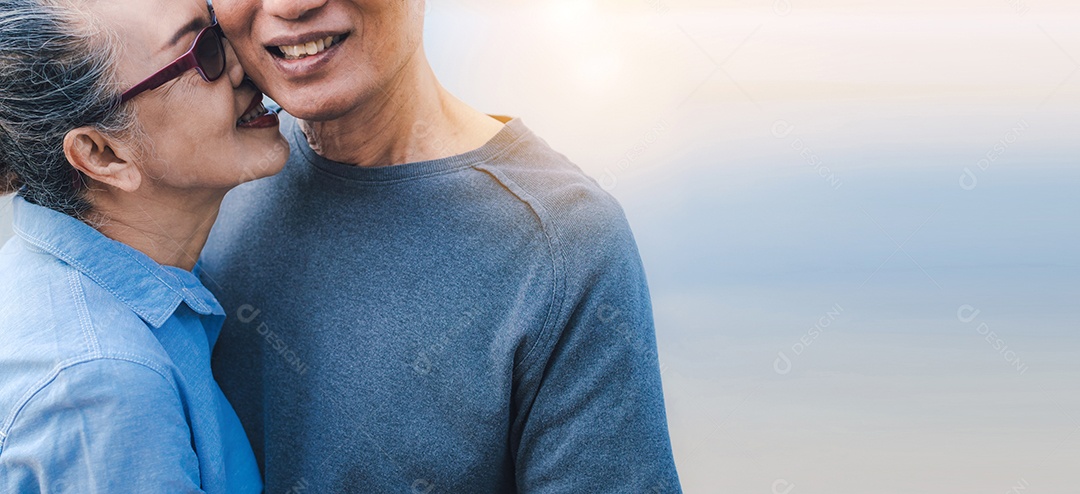 Casal asiático feliz curtindo a praia