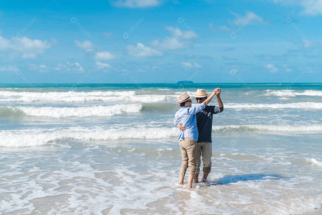 Casal asiático idoso sênior curtindo férias na praia