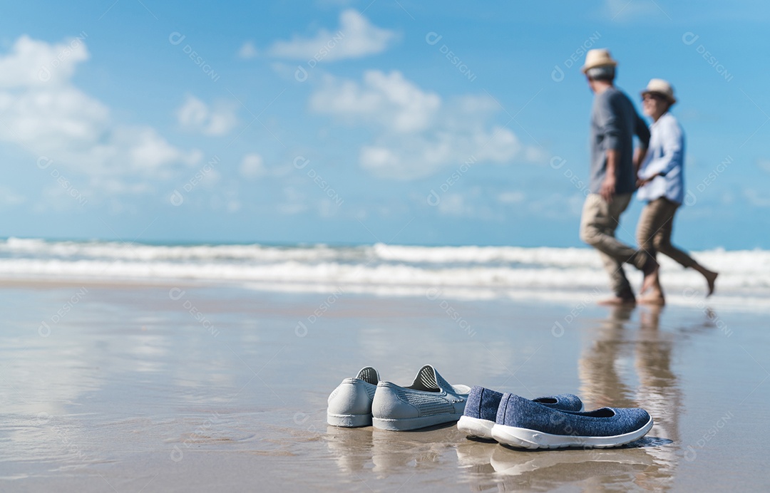 Casal asiático idoso sênior curtindo férias na praia