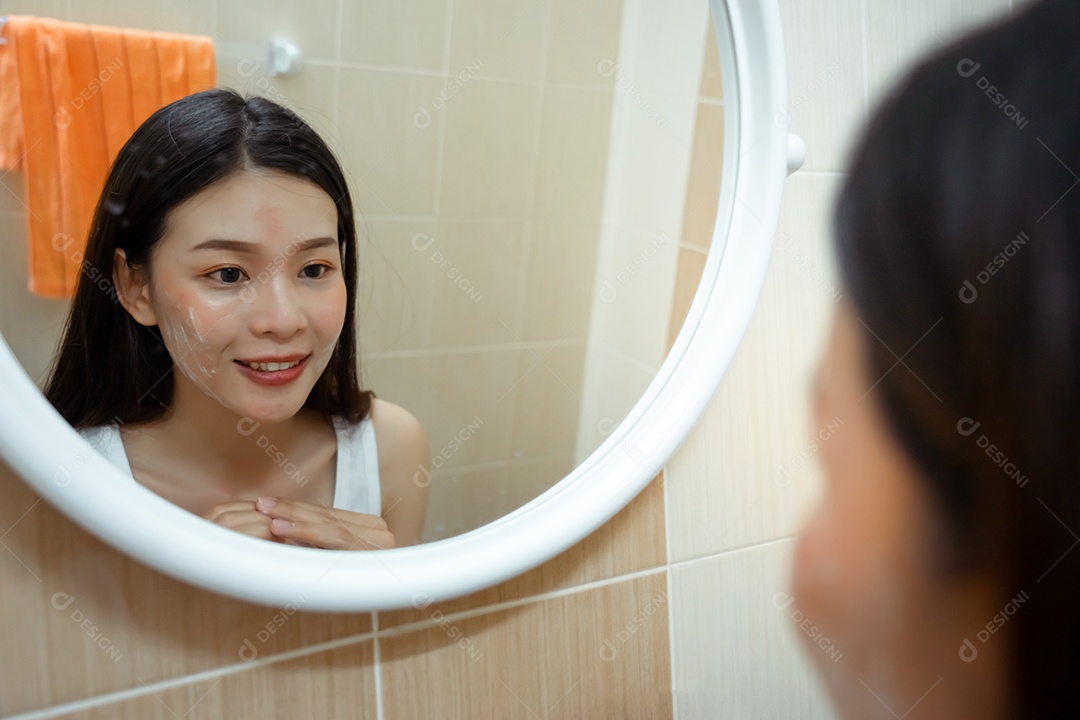 A jovem asiática com problema de acne no rosto