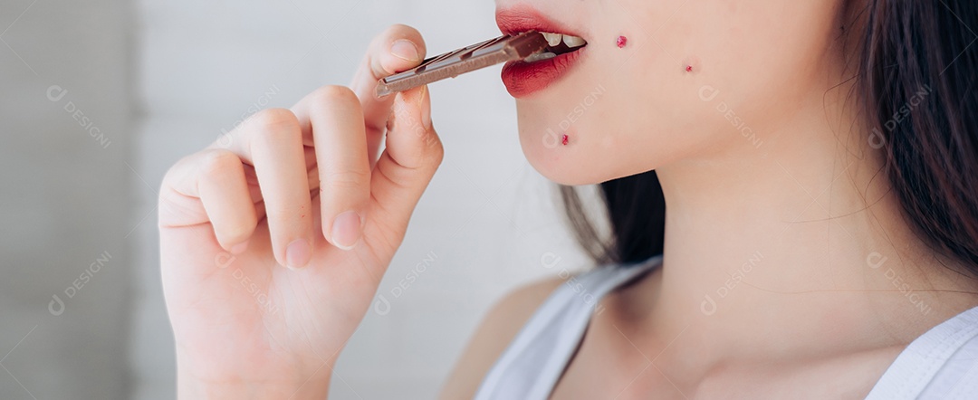 A jovem asiática com problema de acne no rosto