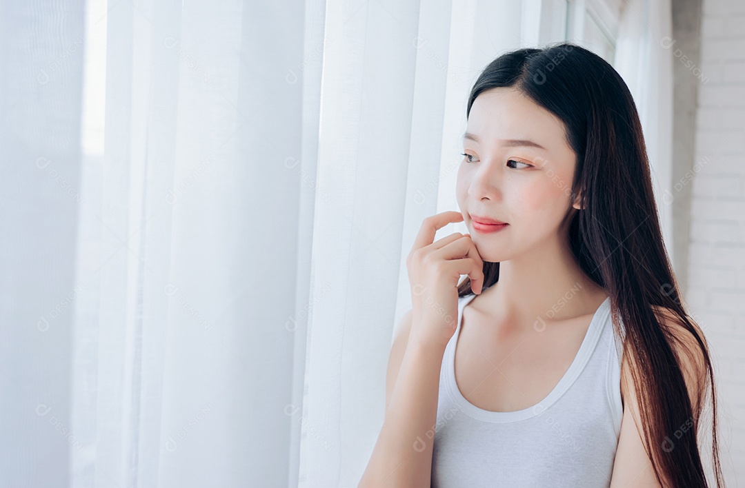 Retrato de uma jovem e bela mulher asiática, rosto claro