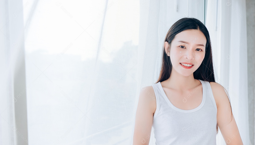 Retrato de uma jovem e bela mulher asiática, rosto claro, cuidando dela feliz e sorrindo