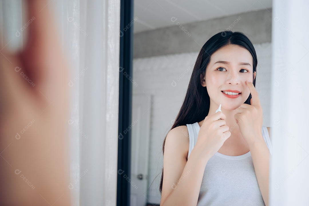 Retrato de uma jovem e bela mulher asiática, rosto claro, cuidando dela feliz e sorrindo