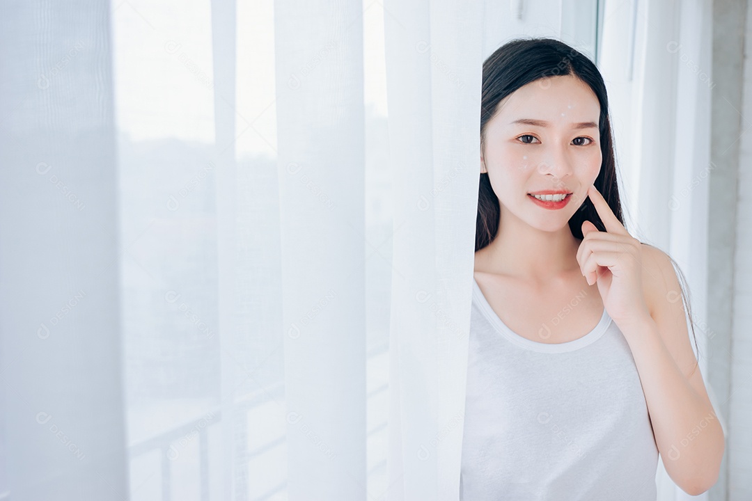 Retrato de uma jovem e bela mulher asiática, rosto claro, cuidando dela feliz e sorrindo