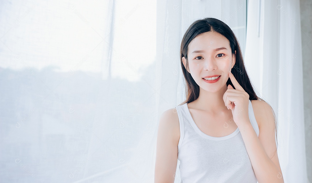 Mulher asiática de beleza jovem olhando para o espelho, verifique os cuidados com a pele