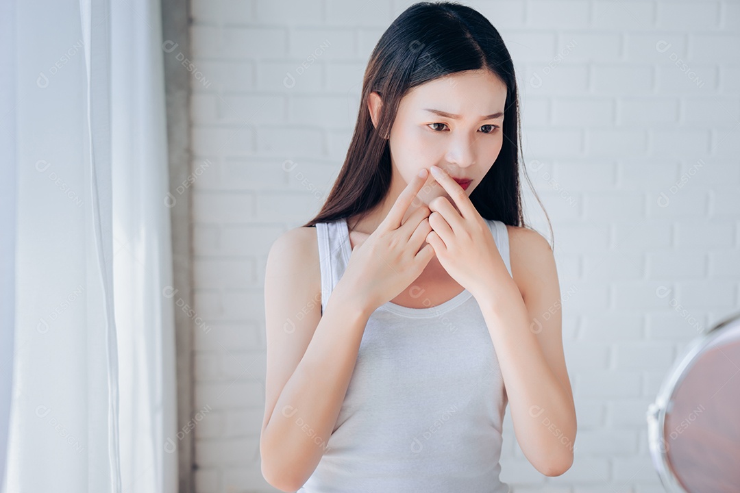 Mulher asiática de beleza jovem olhando para o espelho, verifique os cuidados com a pele