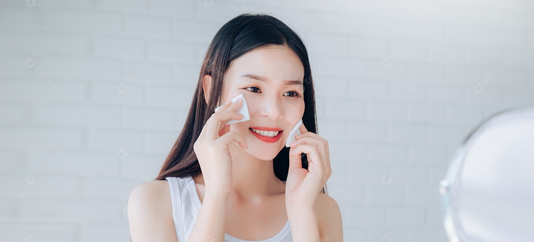 Mulher asiática de beleza jovem olhando para o espelho, verifique os cuidados com a pele