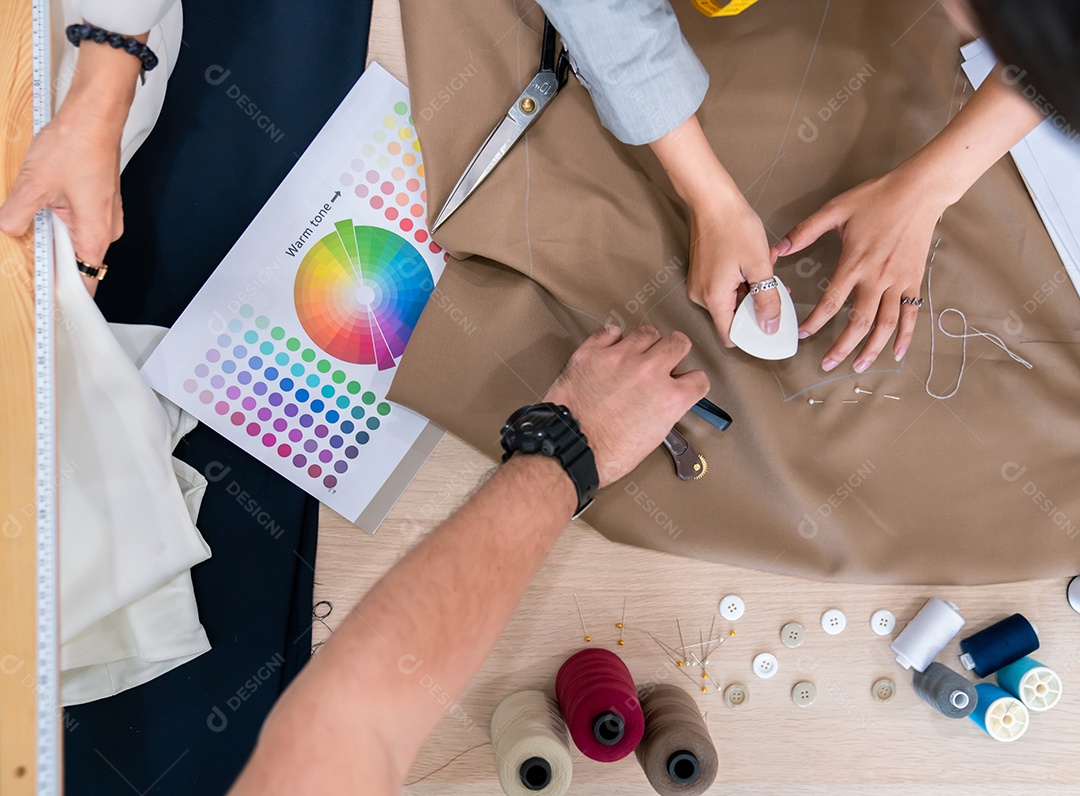 Designer de moda de tecido alfaiataria trabalho em equipe e costura