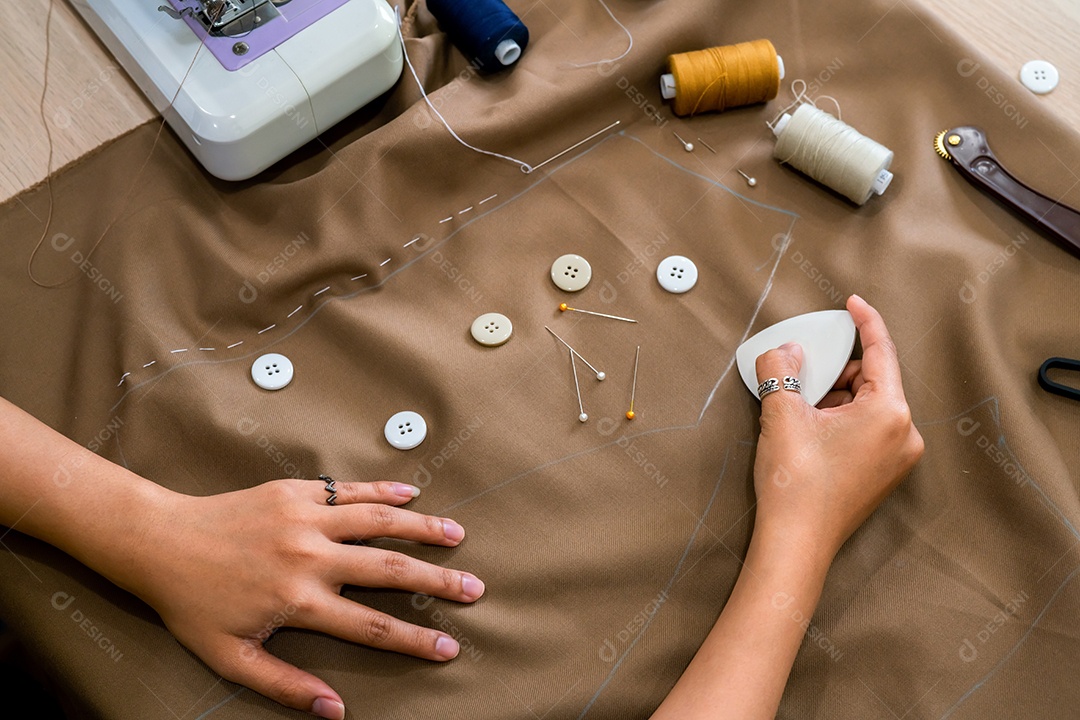 Designer de moda de tecido alfaiataria trabalho em equipe e costura